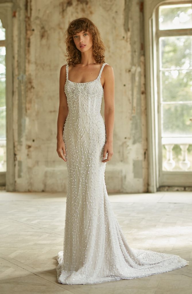 HOW DO I KNOW WHAT WEDDING DRESS SHAPE SUITS MY BODY?