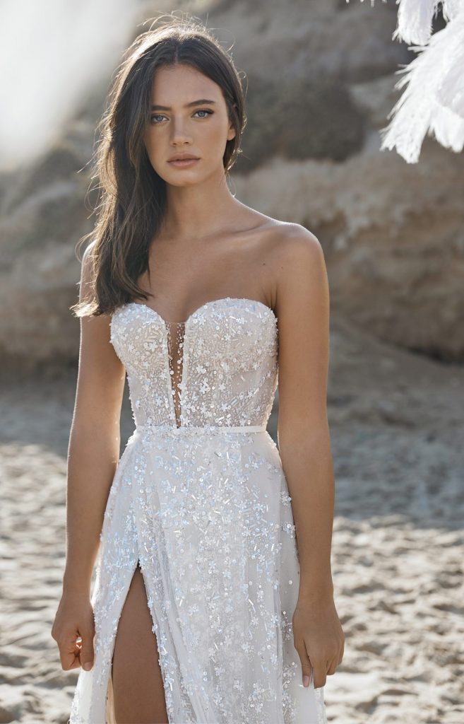 8 WAYS TO PULL OFF A STRAPLESS WEDDING GOWN