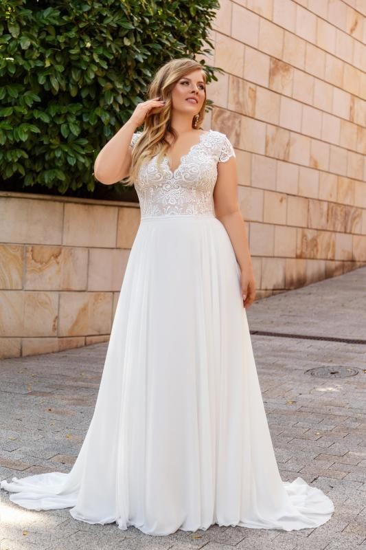 Plus Size Wedding Dresses | Plus Size Bridal Gown | Kleinfeld Bridal